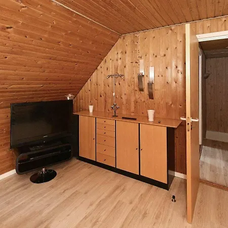 3 Person In Apartment Ansager